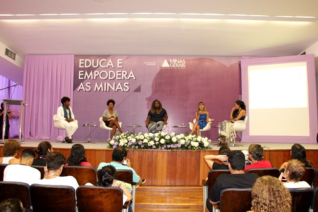 Debate sobre a luta das mulheres por seus direitos e igualdades durou cerca de duas horas. Foto: Franciele Xavier (SEE/MG)